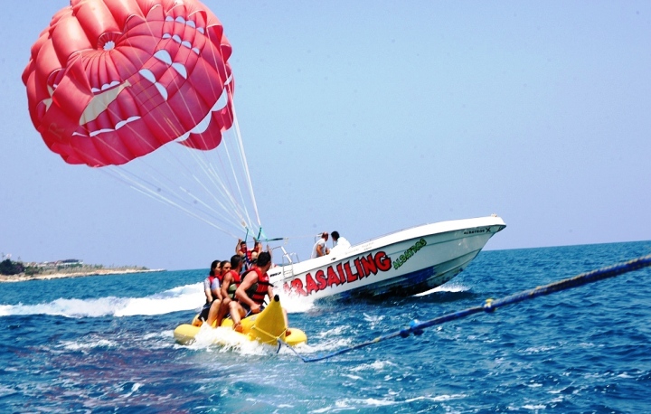 Kızkalesi Plajında Düzenlenen Su Sporları ve Diğer Kativiteleri Deneyimlemek İstediğnizde Otelimiz Yardımcınız Olacaktır 